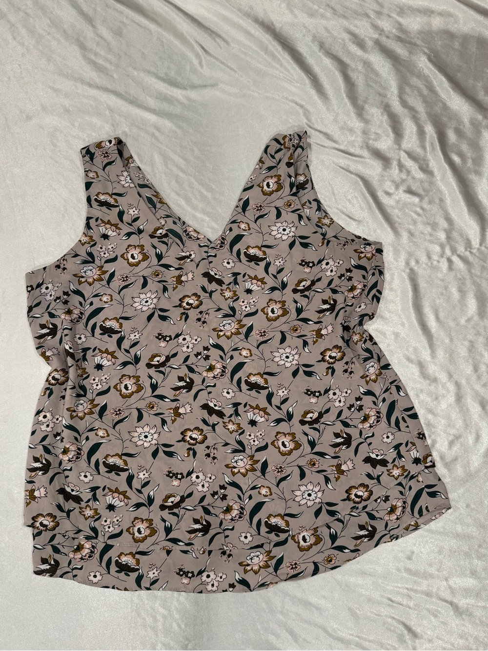Ann Taylor Sleeveless Floral V-Neck Blouse in Cream and Green